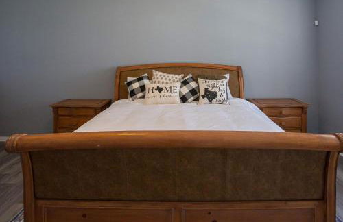 Lakefront 6BR Retreat w Dock & Game Room - Foto 12