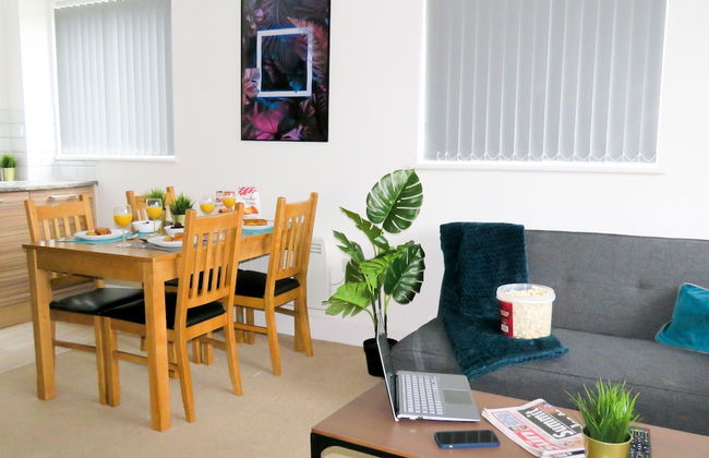 Tudors eSuites Two Bedroom & Balcony - Photo 9