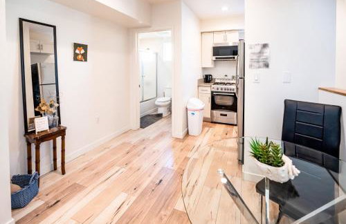 Nice 2 Bedroom 3 Level Loft in Central Location Close to Downtown LA Free Gated Parking Full Kitchen - Photo 16