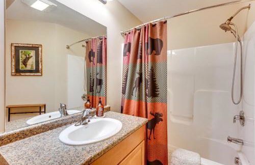 Relaxing Lincoln Condo with Fireplace and Shuttle - Foto 14