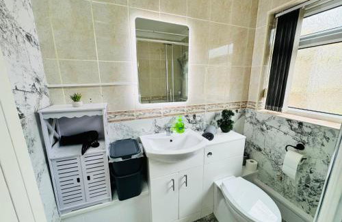 3 bedroom house sleeps 5 free parking long stay discounts - Foto 18