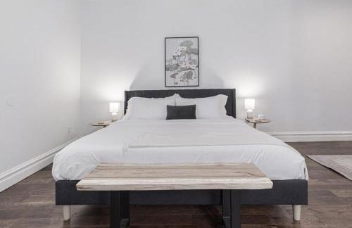 Ann Avenue Modern 3BR Home, Near Downtown with Free Parking - Photo 34