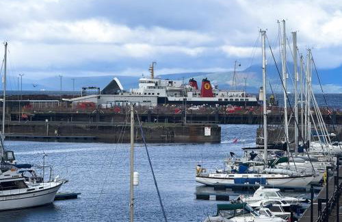 Marina View Apartment with Balcony & Sea Views - Foto 9