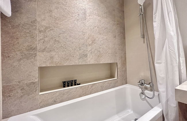 Luxurious 2B in Downtown Views With Dubai Mall Access - Photo 34