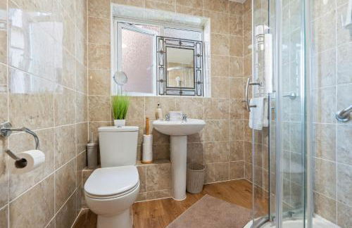 OPK STAYS - Stylish 2 bed Coventry train Station Apt, City Centre, Sleeps 4, FREE Parking, Free Netflix - Foto 16