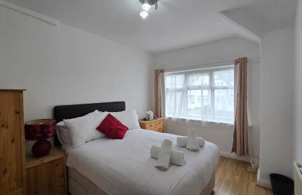 Cosy 3BDR Home With Free Parking In Harrow - Photo 3