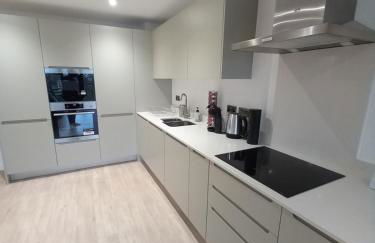 Central Modern and Spacious River view Apartment with parking - Foto 8