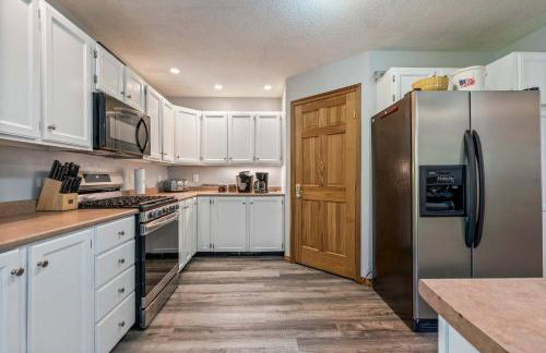 Lakefront Home with Private Beach Access & Hot Tub - Foto 9