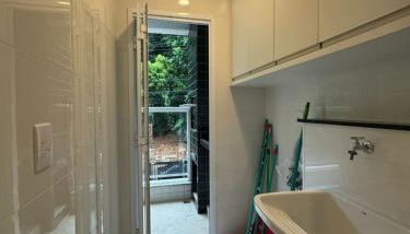 Apartamento novo a 350 m da praia das Toninhas em Ubatuba - 2 dormitórios sendo 1 suite, piscina, varanda gourmet com churrasqueira, ar condicionado, cozinha completa, garagem privativa - Foto 5