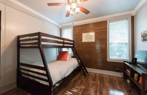 Remodeled Historic Lakefront Gem Overlooking Lake Travis and Jones Brothers Park *Great for Families and Groups* - Foto 13