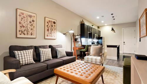 Unbeatable Location Golden Condo - Walk Everywhere - Photo 2