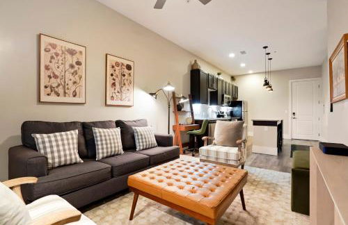 Unbeatable Location Golden Condo - Walk Everywhere - Photo 2