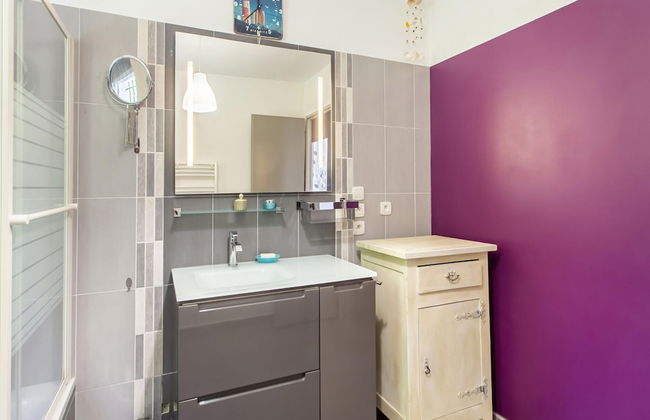 Beautiful Holiday Home With Swimming Pool - Photo 20