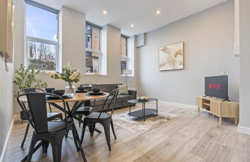 Coulsdon Grand - Sleeps 8 - 5 BR - Free Parking - Foto 16