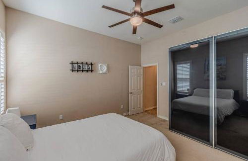 The Castle! by the Lake with Pool & Balcony West Plano - Foto 41