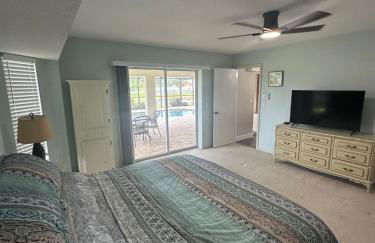 Heated pool with canal views - Foto 27