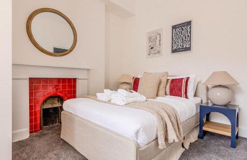 Immense Bright 5BR House near Kensington Olympia - Photo 40