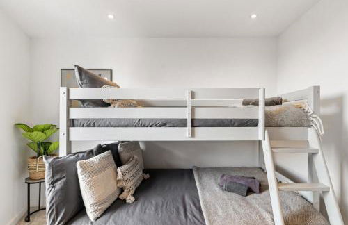 Luxury 3BR Apt Sleeps 10, Wembley & Park Views - Photo 24