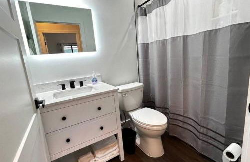 Sunny Delight Home Near Airport - Photo 53