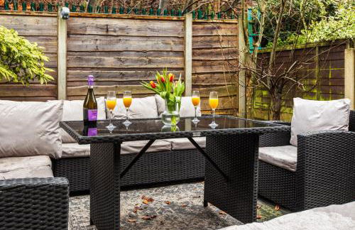 Forest View- Oasis Mural -Didsbury Zen Sleeps 10 - Photo 31