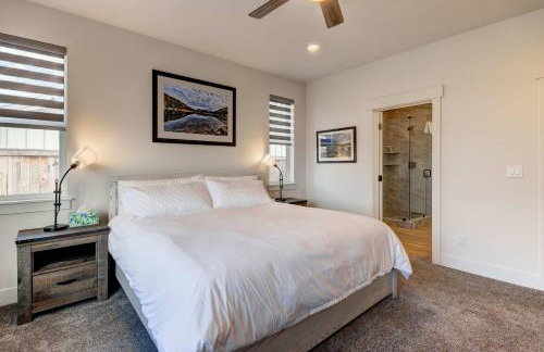 Scenic Modern Home with Private Patio & Fireplace - Foto 24