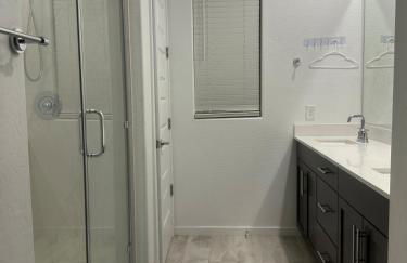 Modern Desert Home-Great for families & groups, near golf, hiking, and city fun, Private in-law suite with own entrance also available separately - Foto 39