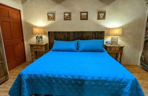 Enchanted Casita with Private Outdoor Hot Tub and Patio, Near Santa Fe Plaza, Sleeps 4 with free parking - Foto 32
