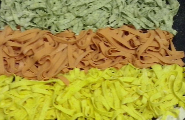 Taller de pasta colorida en Bolonia con comida - Foto 17