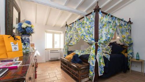 Steps from the Port! Chic 2-Bed in the Heart of Saint-Tropez - Photo 4