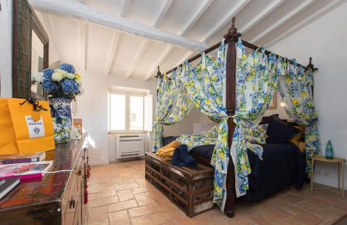 Steps from the Port! Chic 2-Bed in the Heart of Saint-Tropez - Photo 4