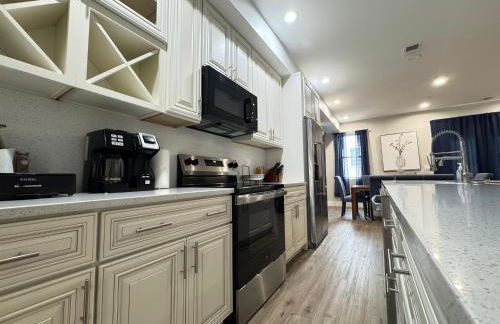 LUX Spacious Townhouse 4BR in DC - Photo 23
