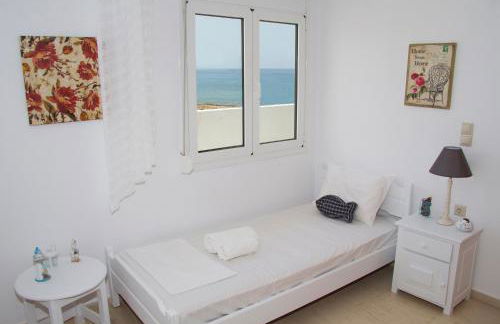 white house by the sea - Photo 46