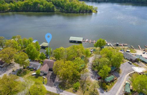 Upscale Lakefront Home w Dock & Kayaks - Photo 2