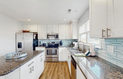 Updated three-story home with kayaks, bikes, & water views - great location - Foto 8