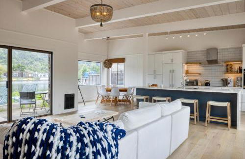 Dockside getaway with hot tub & dock - Foto 13