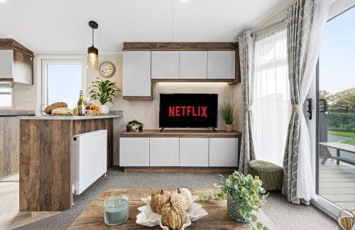 Harbour View at Avocet Crescent - Luxury Lodge with Hot Tub - Hayling Island - Mill Rythe Holiday Village - Photo 5