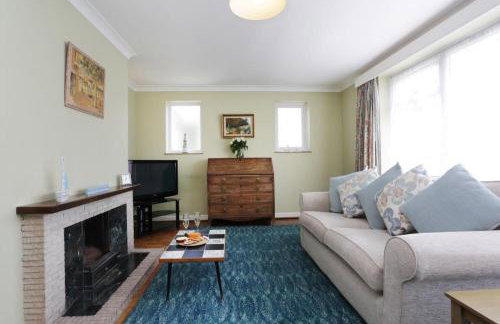 CHURCH ROAD by BOURNECOAST - A Spacious Bungalow in the Popular Hengistbury Head Area Near the Sandy Beaches - HB5830 - Foto 5
