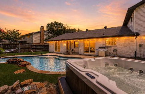 Perfect Getaway Home w Pool Jacuzzi Cinema Room - Photo 34
