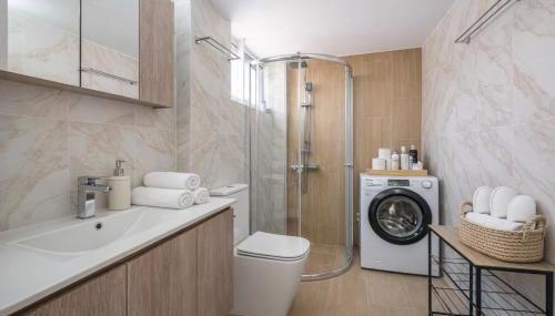 Luxurious Penthouse Hilton Area - DiPeJo Athens - Foto 4, towels, Shower, wardrobe