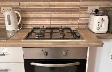 Entire 2 Bedroom Cosy Flat Near City Centre - Photo 11