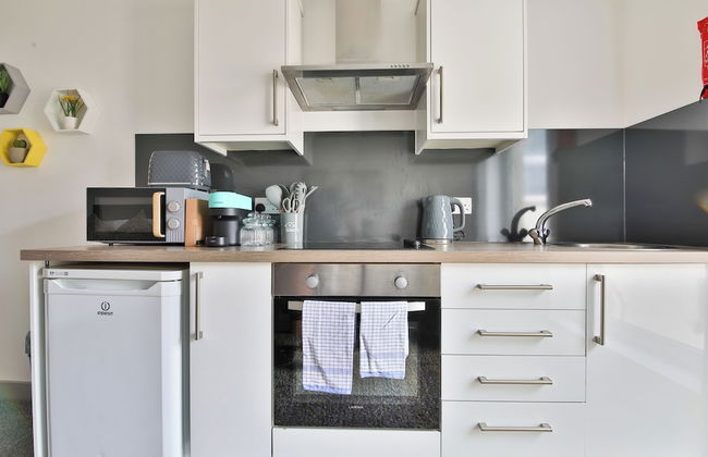 Stunning Studio In Converted Building - Photo 12