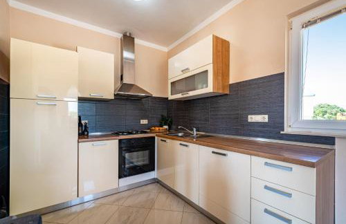 Villa Matea - heated pool, peace, view - Photo 32