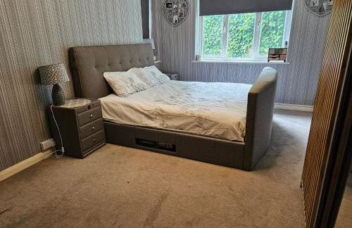 Stunning 4 bed house with huge garden and parking - Foto 29