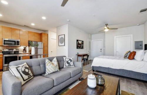 Luxurious Studio, Work from Home, Wifi, Riverwalk - Photo 17