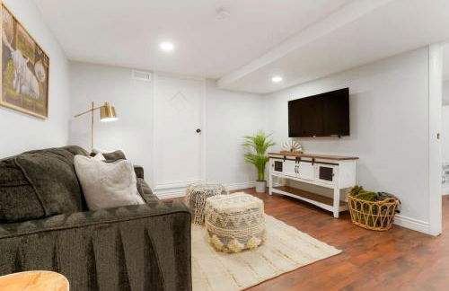 One of a Kind Home with HOT TUB Pool Table and Fire Pit 4 Miles to DT - Foto 13