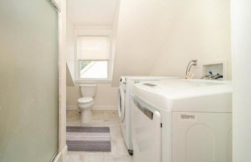 988 - 2 4BR Boston Cozy Getaway near Geneva Cliffs - Foto 47