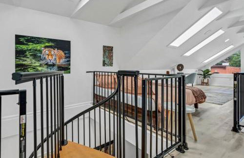 Stylish And Roomy Full House Dtwn - Photo 39