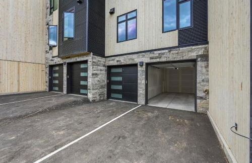 4-Season Modern Mountain Penthouse with Private Hot Tub & Scenic Views - Foto 25