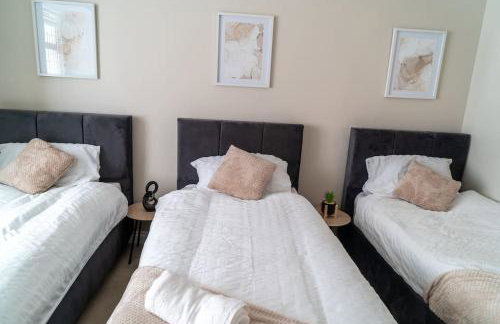 Spacious 15 Guest Home With 9 Beds in Shirley - Photo 32