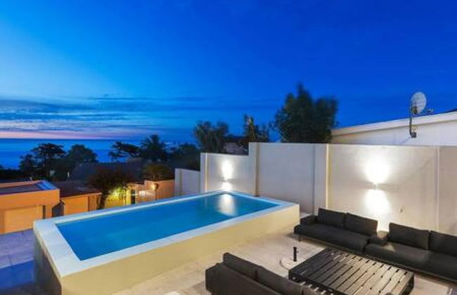 Large 9 Bedroom Villa in Camps Bay w Pool Apostles Views - Photo 7